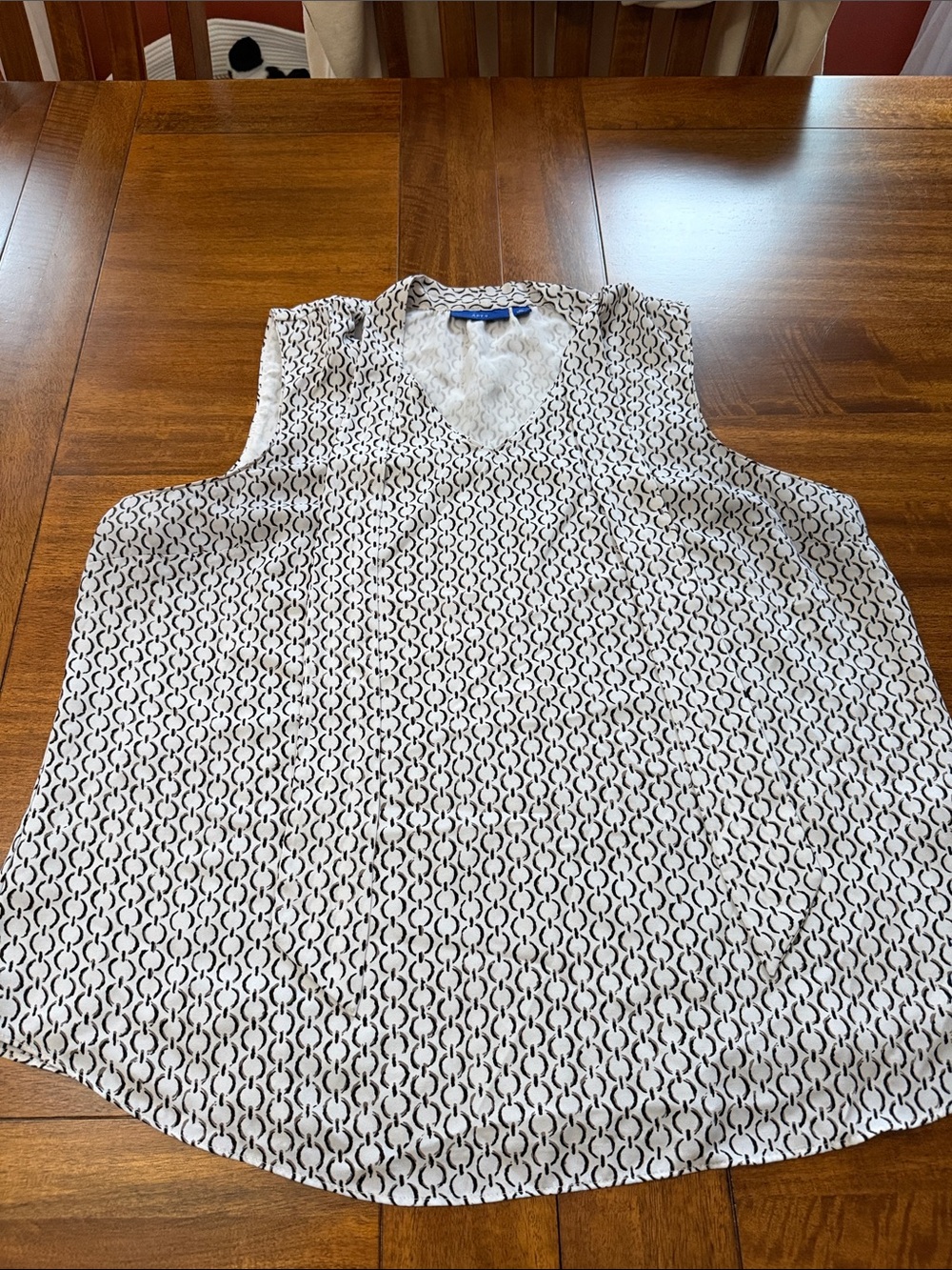 Apt. 9 White V-Neck Camisole with Black Geometric Print